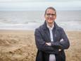 Schepen Tom Dedecker op het strand van Middelkerke.