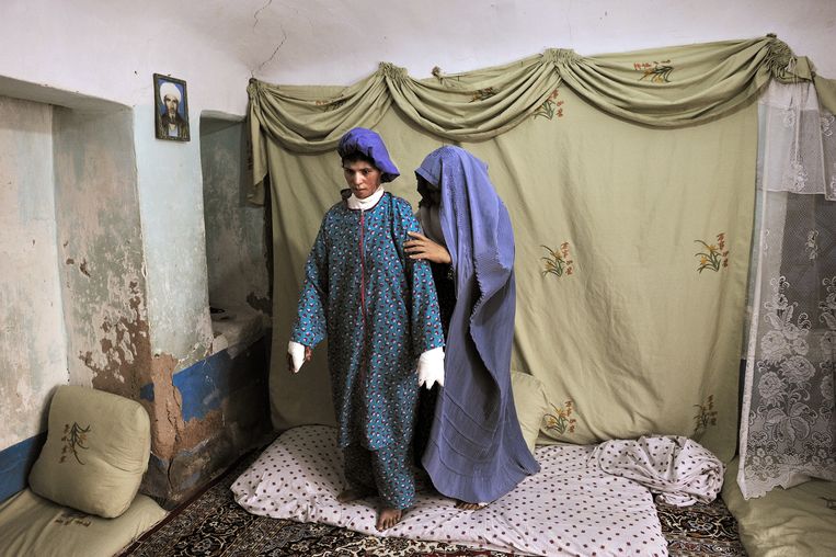Farzana ondernam een zelfmoordpoging nadat ze door haar schoonfamilie tot moes werd geslagen. Haar moeder helpt haar recht, op weg naar een ziekenhuis in Herat, 2010. Beeld © Lynsey Addario / 2021 The Atlantic Monthly Group, Inc.   All rights reserved. Distributed by Tribune Content Agency