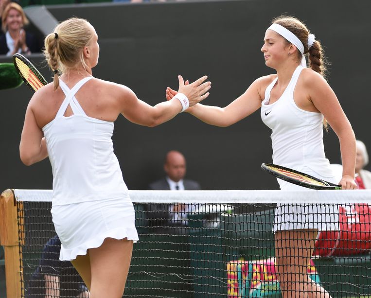 Kiki Bertens en Jelena Ostapenko na de door Bertens gewonnen partij in de eerste ronde van Wimbledon. Beeld epa