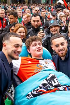 Ruben (20) brak zijn rug, maar kon tóch bij de huldiging van Feyenoord zijn: ‘Was onvergetelijk’