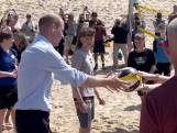 Le prince William joue au beach-volley lors de sa visite dans les Cornouailles