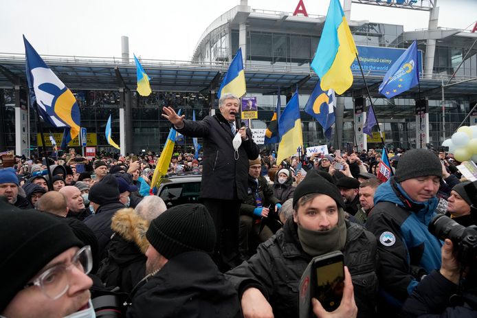 Porosjenko spreekt zijn aanhangers toe voor de luchthaven in Kiev.