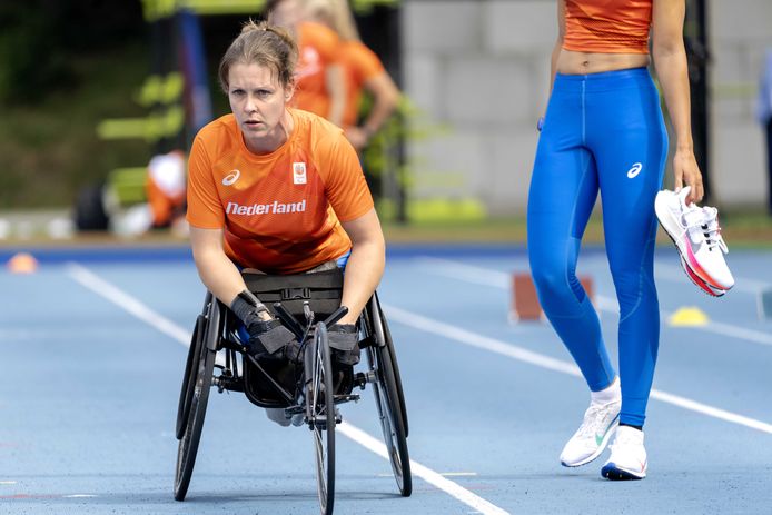 Amy Siemons van de Nederlandse Paralympische atletiekploeg voor Tokio tijdens de training voor de Paralympische Spelen. De Nederlandse Paralympische atletiekploeg voor Tokio telt 17 atleten, 11 vrouwen en 6 mannen.