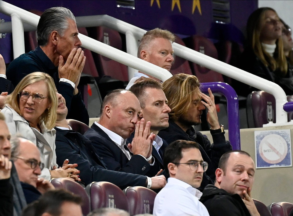 Voorzitter Wouter Vandenhaute in de Anderlecht-tribune. Sportief blijft het champagnevoetbal uit, financieel hangt de club aan het infuus. Beeld Photo News