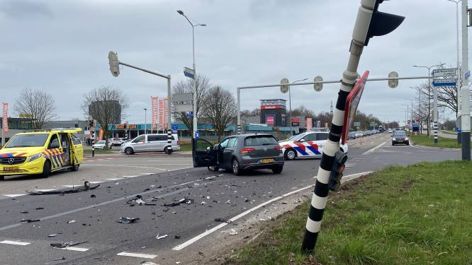 Flinke klapper in Hengelo: weg bezaaid met auto-onderdelen