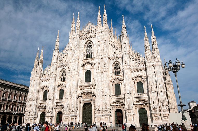 Je zult niet de enige zijn, maar je moet de grootste kathedraal in Italië, de Duomo, wel gaan bekijken. Beeld Bas van Oort