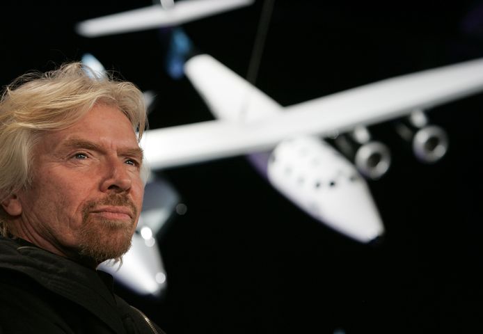 Richard Branson, oprichter van Virgin Galactic, en het model van SpaceshipTwo.