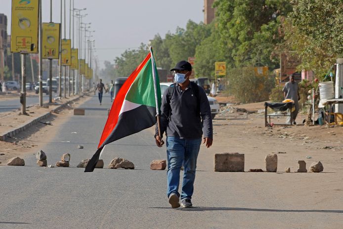 Archiefbeeld. Een demonstrant neemt deel aan een demonstratie tegen het militaire bewind in de Soedanese hoofdstad Khartoem op 6 april 2022.