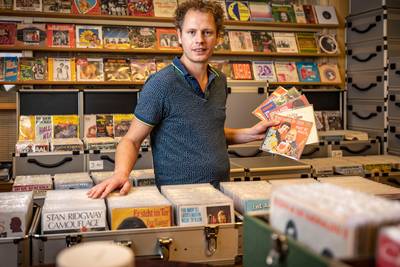 Liefhebbers van vinyl gaan nooit met lege handen naar huis na een bezoek aan De Platenbar in Denekam