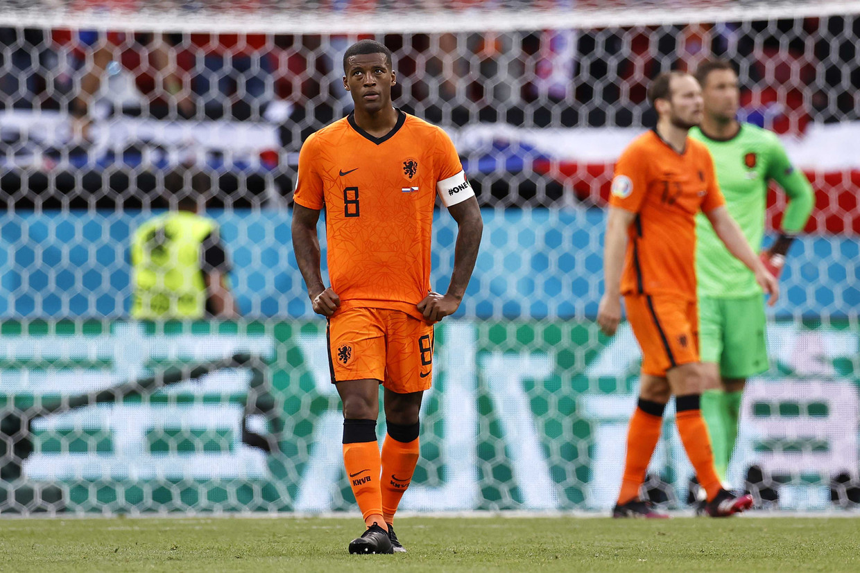 Georginio Wijnaldum druipt teleurgesteld af. Beeld ANP