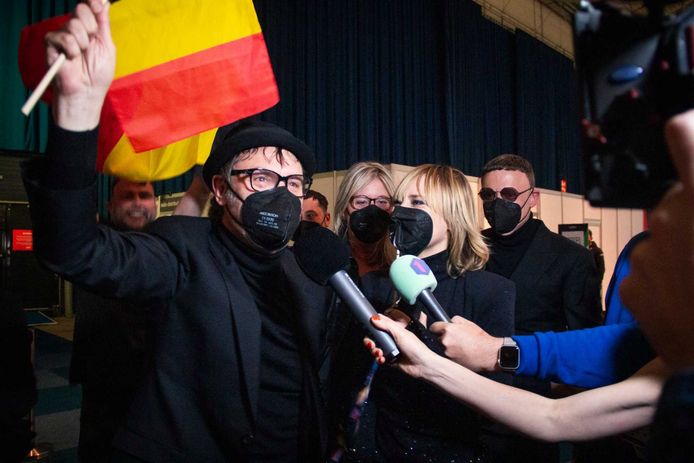 Hooverphonic wordt belaagd door de pers nadat bekendraakte dat ze in de finale van het Songfestival staan