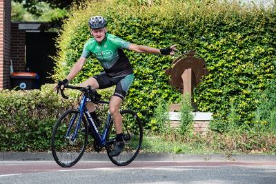 Louis fietst op 74-jarige leeftijd van Parijs naar Dakar: ‘De vrijheid is geweldig’