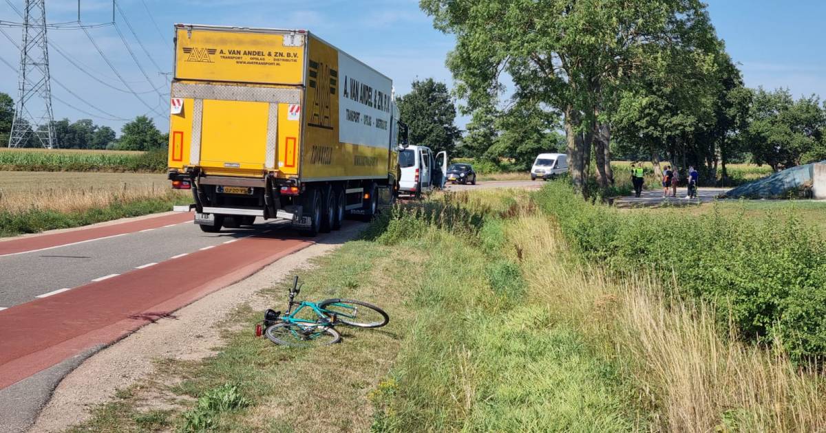 Fietser ernstig gewond bij aanrijding met vrachtwagen bij Angerlo.