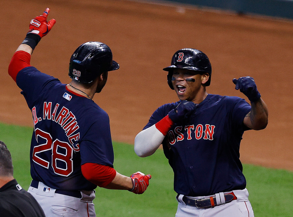 J.D. Martinez viert feest met Rafael Devers nadat ze beiden een grand slam op hun naam hebben geschreven in de wedstrijd tegen Houston Astros.