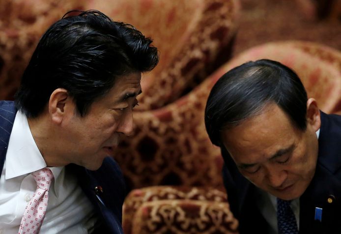 De Japanse premier Shinzo Abe en zijn kabinetssecretaris Yoshihide Suga op archiefbeeld.