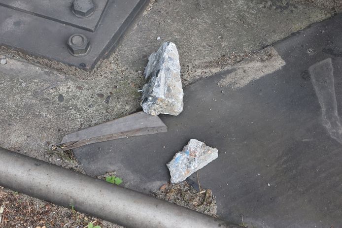 Schade aan het viaduct over de A65 bij Vught na de botsing met het golfkarretje.