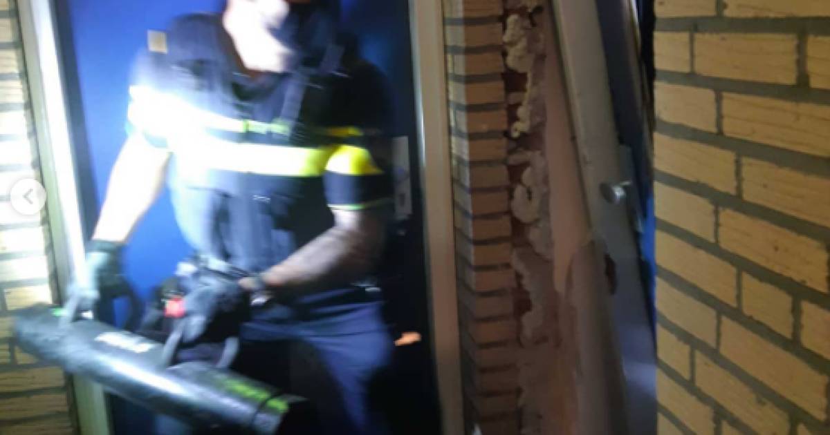 Kerkradenaar gooit hele inboedel van balkon, politie forceert voordeur