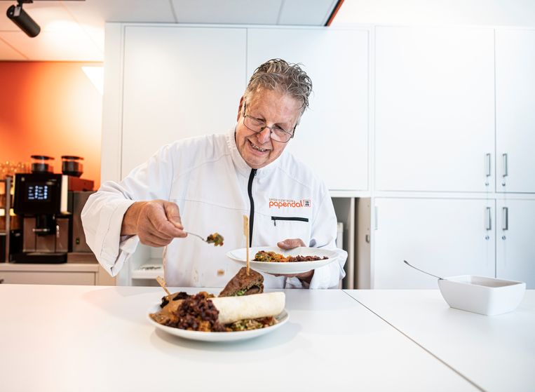 Erik te Velthuis, de kok van Papendal, showt de curry met groente en lupinebonen en zijn taartpunt van havermout.
 Beeld Koen Verheijden