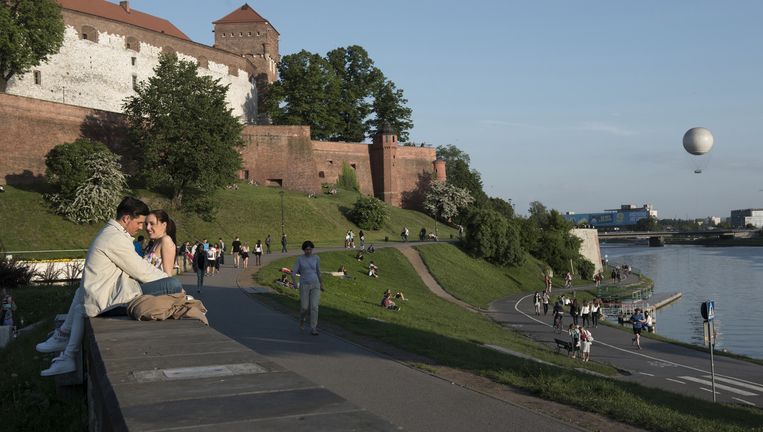 Lopen en luieren langs rivier de Wisla en kasteel Wawel in Krakau. Beeld Els Zweerink