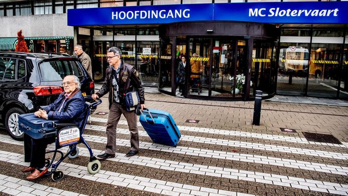 Een patiënt wordt vanuit het Slotervaartziekenhuis verhuisd