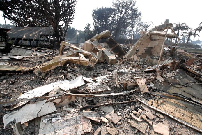 Het huis van zanger Robin Thicke is tot de grond toe afgebrand in de bosbranden die nu in de staat Californië woeden.