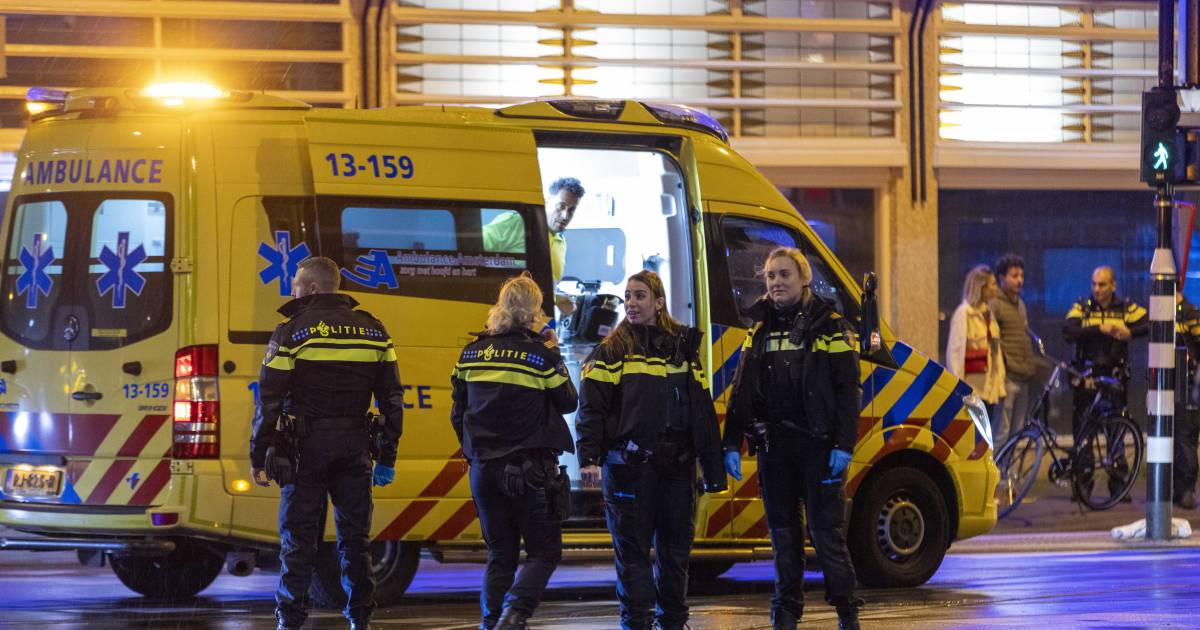 Dode bij steekpartij in Amsterdam, vier gewonden naar ziekenhuis, verdachte opgepakt.
