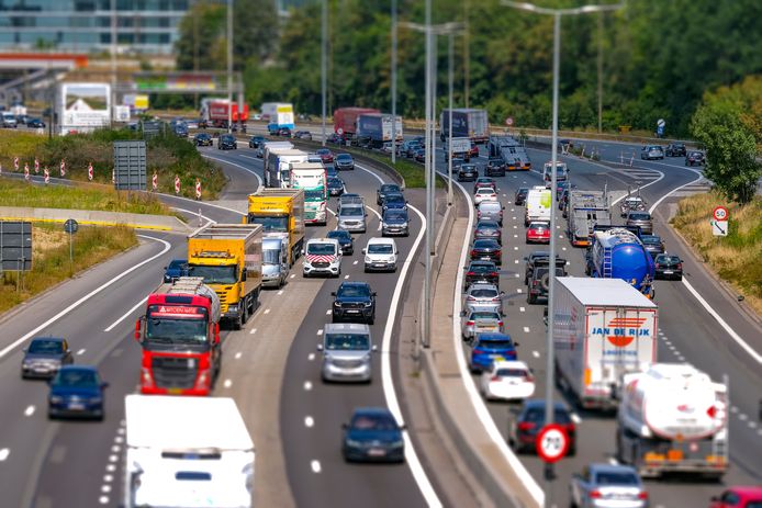 In Zaventem moet de Brusselse ring in de toekomst 3 rijstroken voor doorgaand verkeer en 2 rijstroken voor lokaal verkeer krijgen.