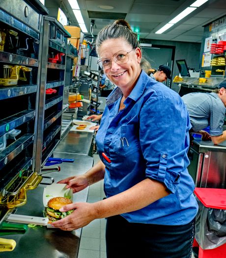 Yvonne staat al 25 jaar tussen de friet en hamburgers: ‘Ze noemen me het moedertje van de McDonald’s’