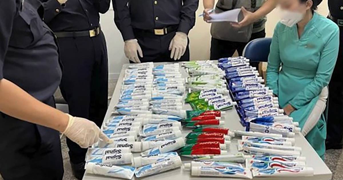 Экипаж самолета задержан за контрабанду наркотиков в 154 тюбиках зубной пасты |  снаружи