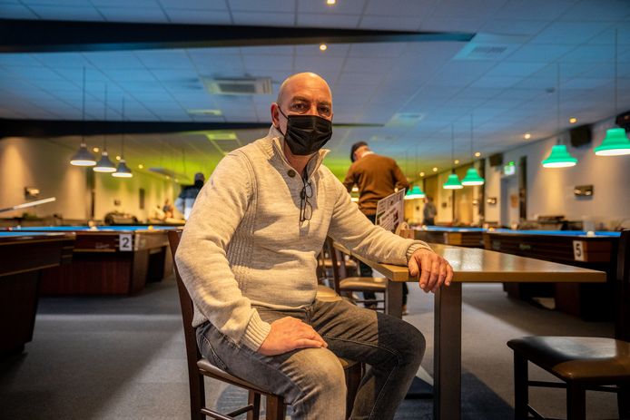 Steve Verelst in zijn biljart- en snookercafé De Leug.