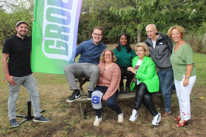 Groen Eeklo, met Fleur Foré in donkergroen in het midden en Jonas Deilgat links.