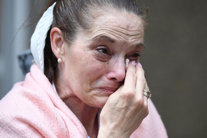 Eén van de vrouwen die Johnson & Johnson had aangeklaagd huilt na de uitspraak buiten de rechtbank in Sydney.