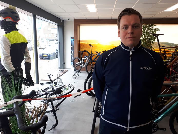 Bedrijfsleider Jordi Ten Tusscher bij de etalage waar ramkrakers toesloegen.