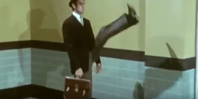 John Cleese in Monty Pythons legendarische 'Ministry of Silly Walks'-sketch.