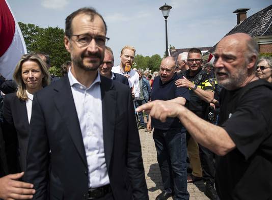 Minister Wiebes en minister Ollongren bezochten Westerwijtwerd na de zware aardbeving van woensdag. Ze werden opgewacht door boze en verontruste bewoners.