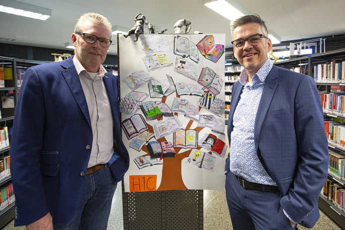 Unitleider Eddy Held (links) en bestuurder Aart van ’t  Veld in de mediatheek van scholengemeenschap Reggesteyn, één van de  plekken in deze school waarop ze echt trots zijn.