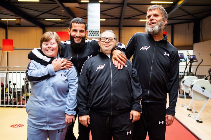 Coach Moustafa Makhlouf (tweede links) helpt mensen met een beperking niet alleen sporten, maar ook werk vinden.