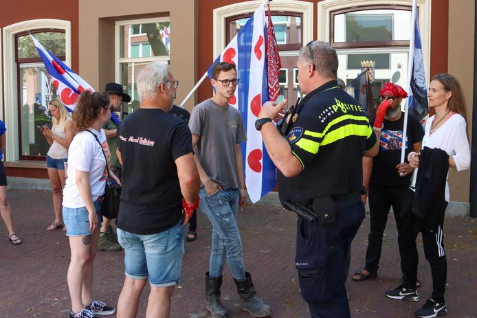 Actievoerders die woensdag bij het Provinciehuis van Friesland stonden moesten van het plein weg.