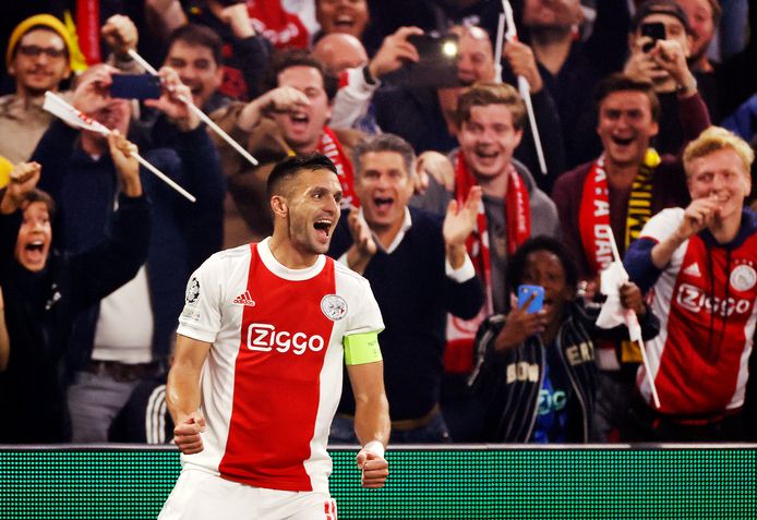 Dusan Tadic juicht na de 1-0.