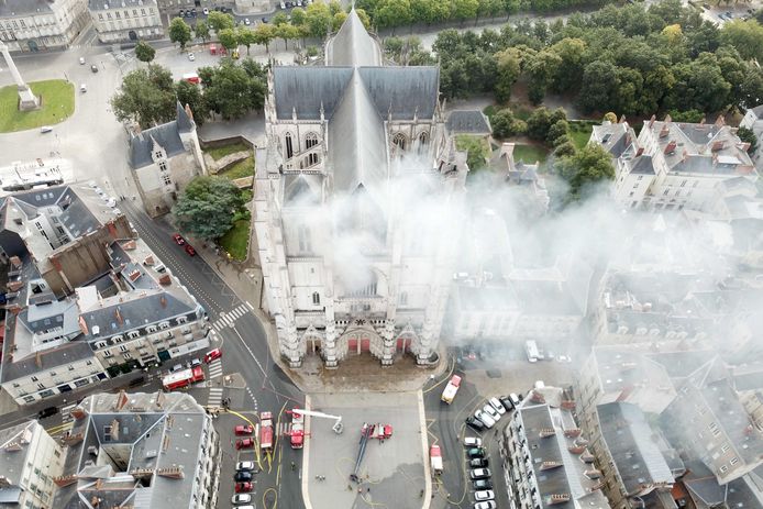 Brandweer rukt uit naar de brand in de kathedraal van Nantes op 18 juli 2020.