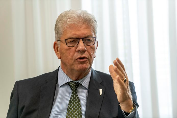 Burgemeester Frank Petter van Bergen op Zoom staat per 1 mei alleen aan het roer nu alle wethouders, met uitzondering van Jeroen de Lange, hun ontslag hebben aangekondigd.