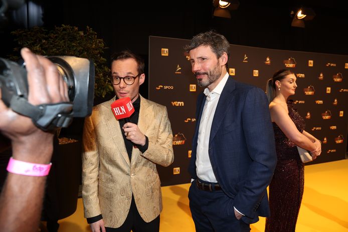 Antwerpcoach Mark van Bommel met presentator Vincent Fierens.