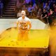 WK snooker onderbroken door activist die tafel met oranje poeder besmeurt