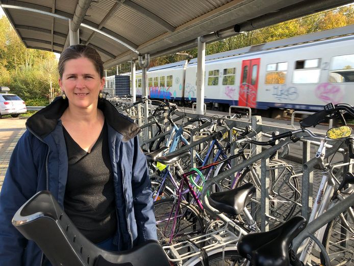 Anneleen Winnelinckx aan de fietsenstalling in het station van Vertrijk.