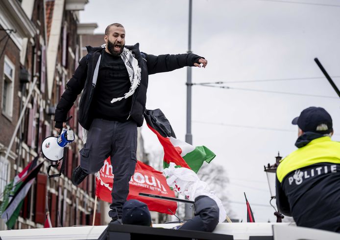 De politie komt tussenbeide nadat demonstranten in een busje van de Mobiele Eenheid zijn gestapt.