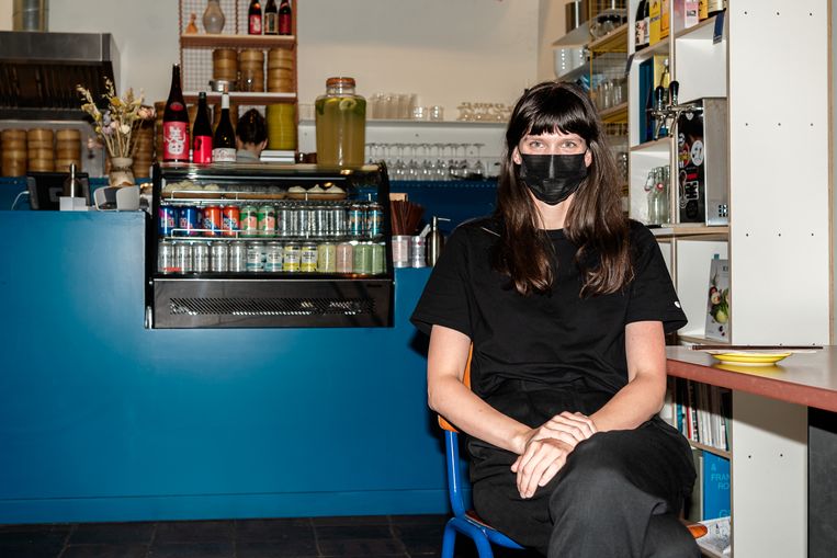 Lisa De Brouwere (32) van het Gentse restaurant Steamy Windows blijft met een dubbel gevoel achter: ‘Is het niet een beetje vroeg? We weten wat de gevolgen zijn van te snelle beslissingen. Een maandje langer op de tanden bijten, dat had voor mij het verschil niet gemaakt.’ Beeld ID/ Igor van de Poel