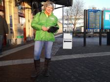 Verkiezingsfolders uitdelen op station Zwolle? ,,We zijn hier weggestuurd.’’
