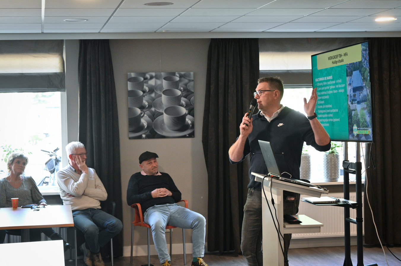 Mark Tuinte spreekt een volle zaal toe over de plannen voor een multifunctionele sportaccommodatie. „In Hengevelde hebben we drie sportkantines in een straal van 500 meter. Daar heb je drie keer het aantal vrijwilligers voor nodig dan voor één sportkantine.”