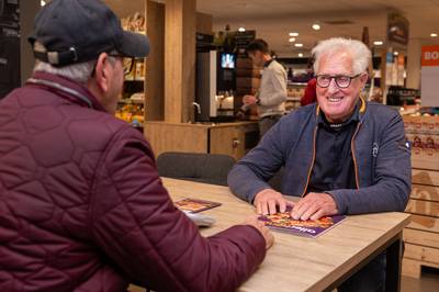 Theo (85) helpt 'een bietje mee' in de supermarkt in Made: 'Ik heb een belangrijke sociale functie’