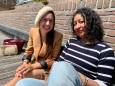 Debby en Janna hebben veel te bespreken in de zon: ‘Onze ontmoeting is de verrassing van de dag’